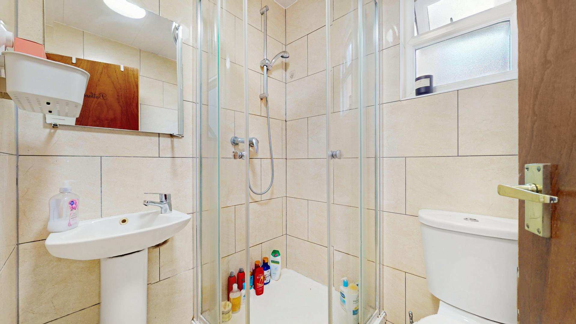 			3 Bedroom, 1 bath, 1 reception Flat			 Willesden Lane, Kilburn